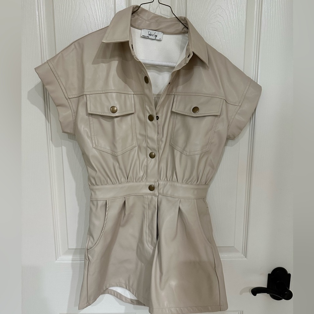 Sadie and Sage tan romper. Size small.